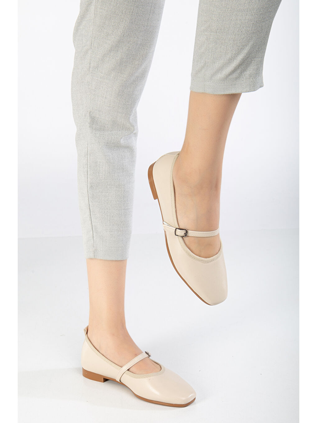 Kadın Bej Oval Burunlu Toka Bağlamalı Babet-1