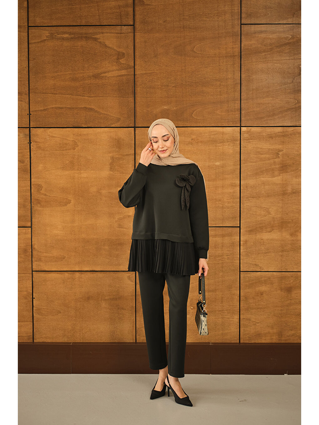 Kadın Çiçek Detay Pliseli Takım Siyah-1