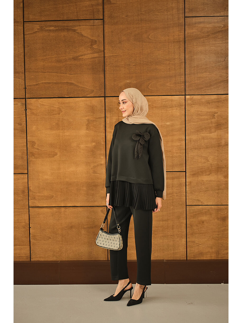 Kadın Çiçek Detay Pliseli Takım Siyah-2