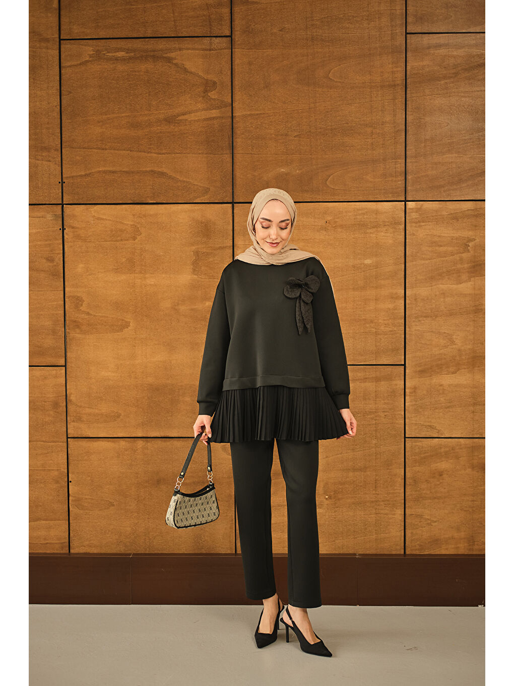 Kadın Çiçek Detay Pliseli Takım Siyah-3