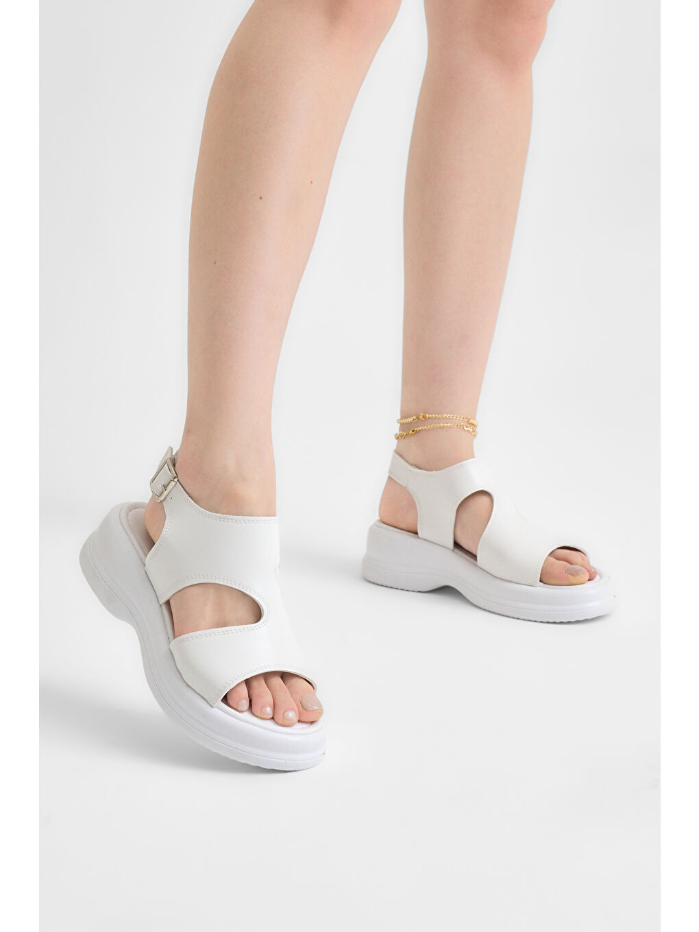 Kadın Beyaz Rahat Kalıp Düz Tokalı Sandalet-1