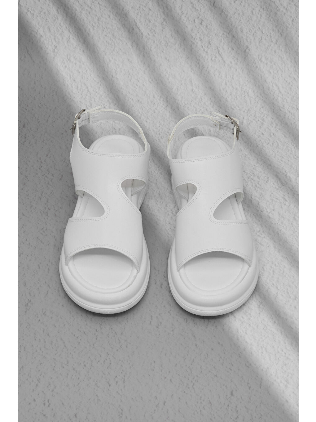 Kadın Beyaz Rahat Kalıp Düz Tokalı Sandalet-2