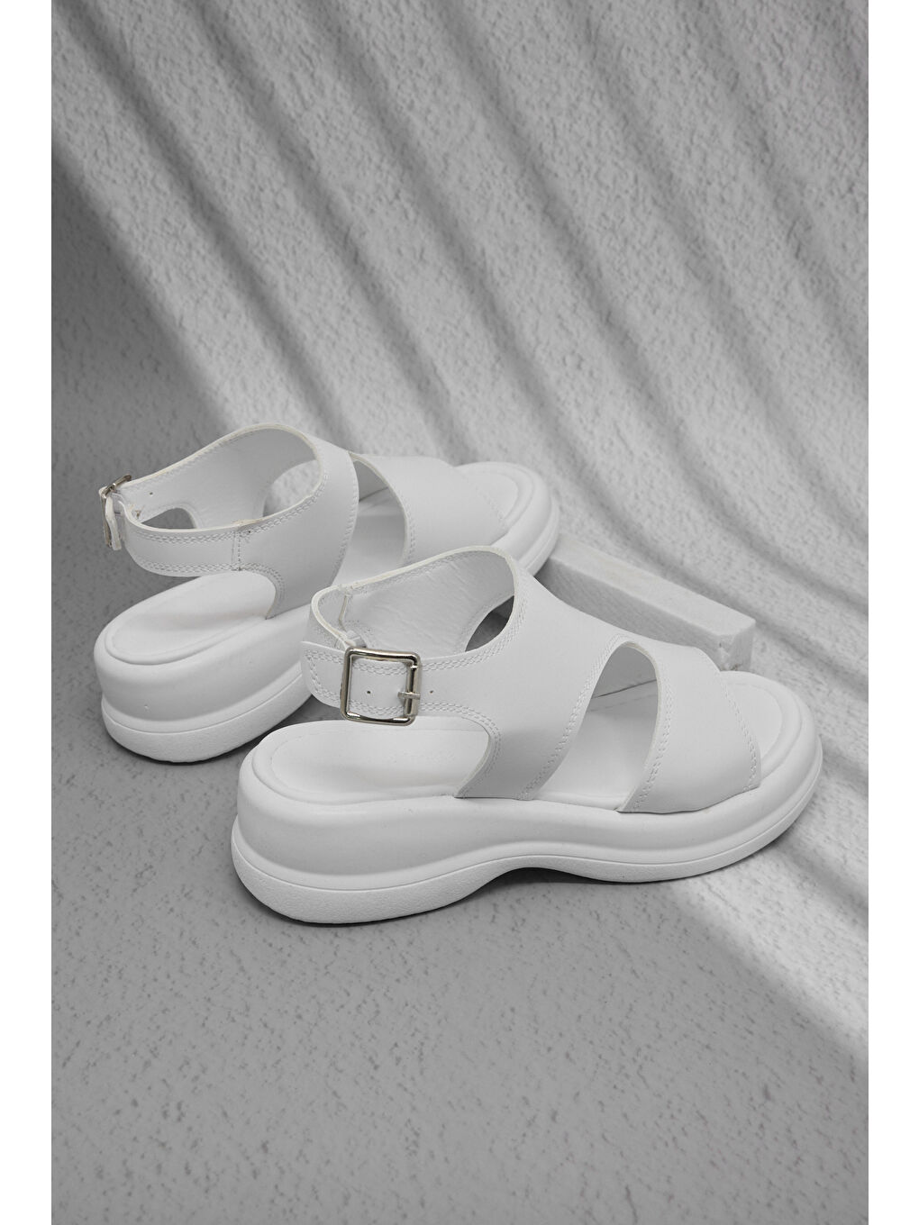 Kadın Beyaz Rahat Kalıp Düz Tokalı Sandalet-3