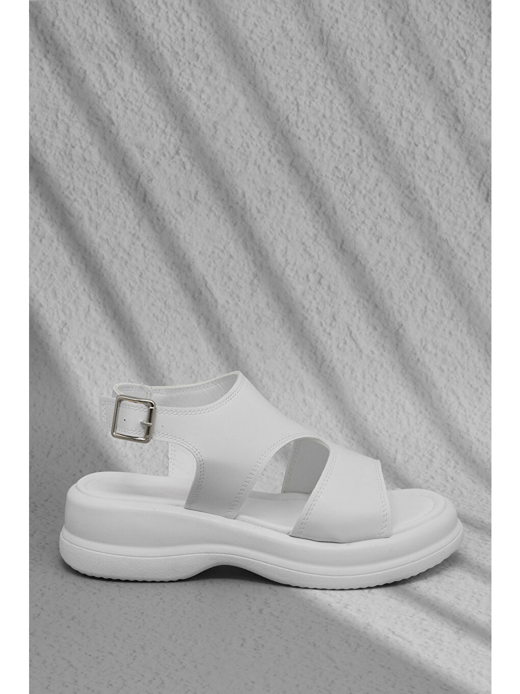 Kadın Beyaz Rahat Kalıp Düz Tokalı Sandalet-4