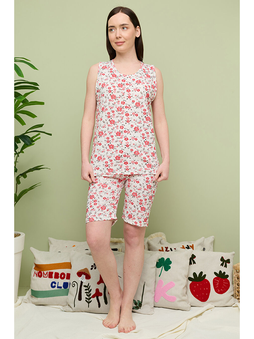 Kırmızı Kelebek Desenli Büyük Beden Kolsuz Kapri Pijama Takımı-1