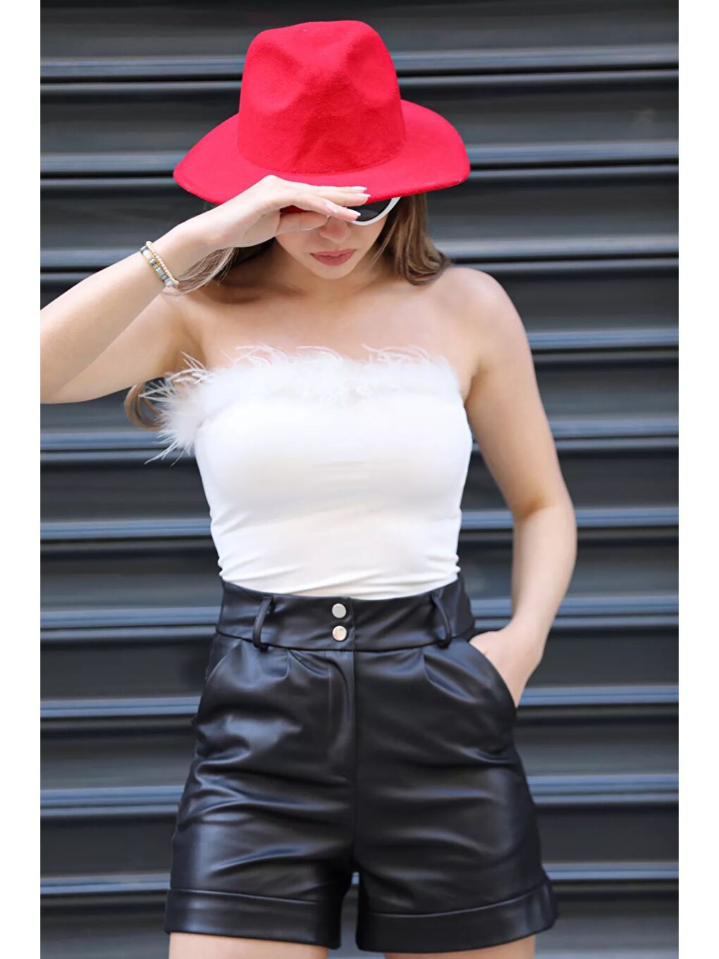 Ekru Önü Tüylü Straplez Bluz