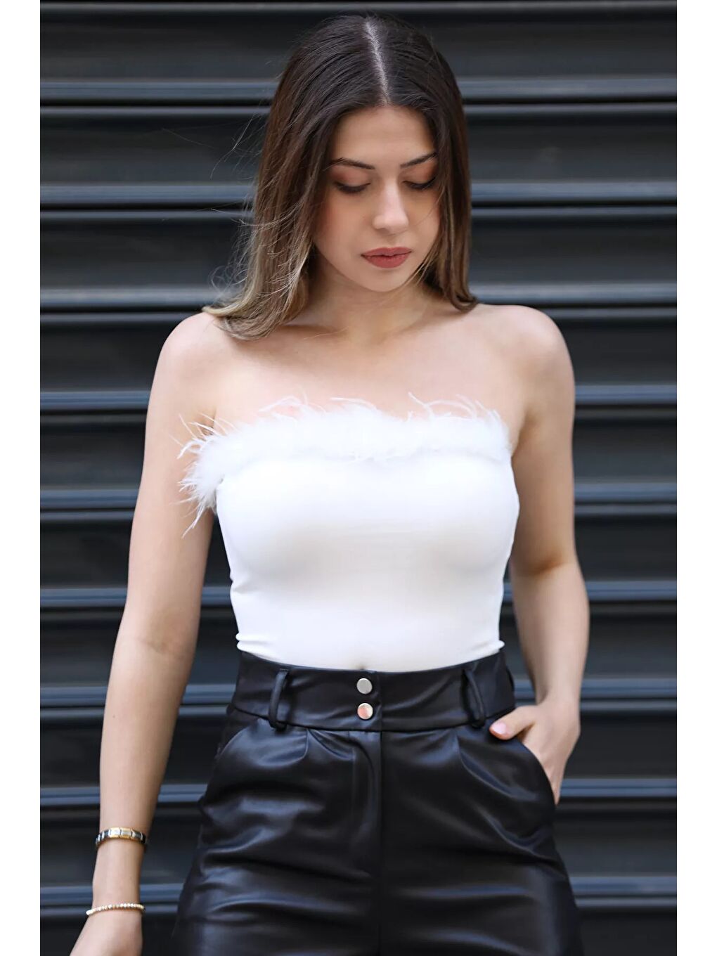 Ekru Önü Tüylü Straplez Bluz-4
