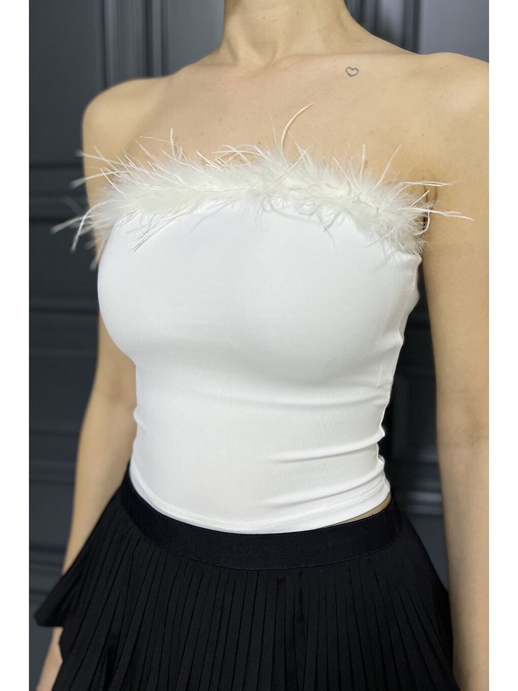 Ekru Önü Tüylü Straplez Bluz-5