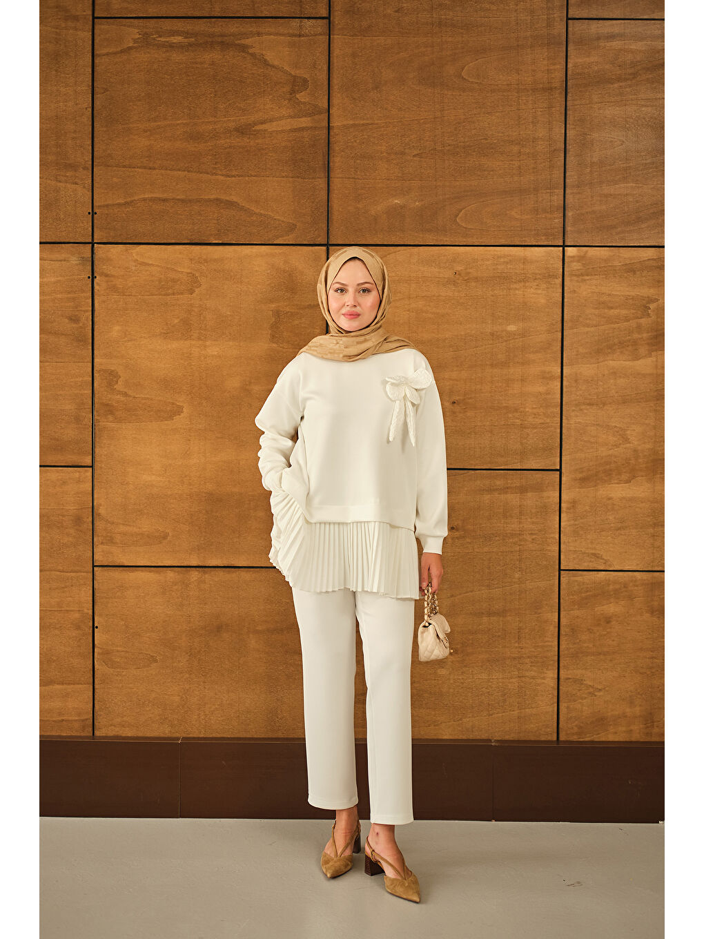 Kadın Çiçek Detay Pliseli Takım Beyaz