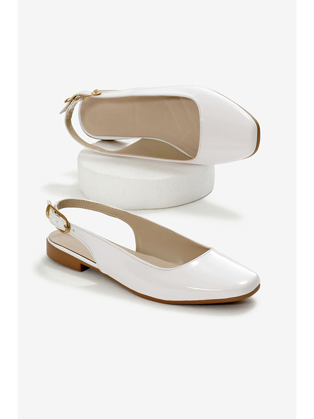 Kadın Beyaz Arkası Açık Tokalı Babet