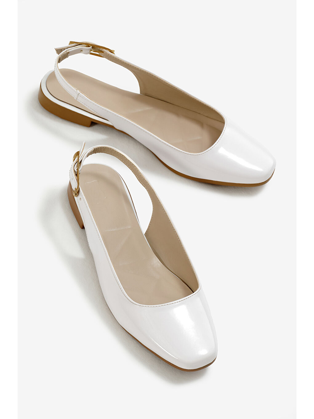 Kadın Beyaz Arkası Açık Tokalı Babet-2