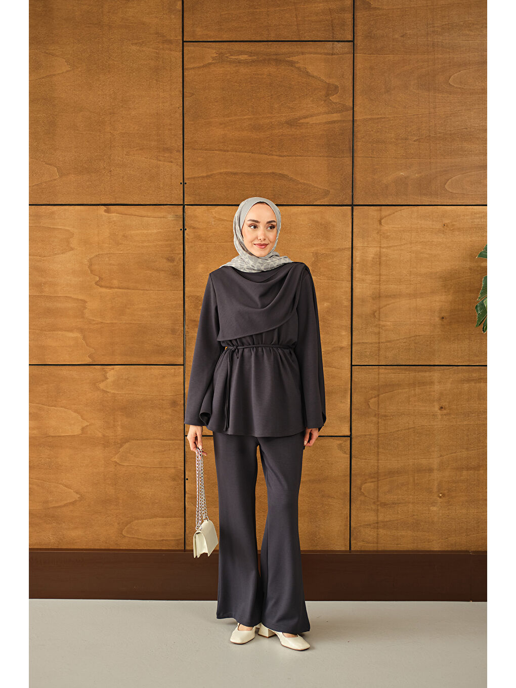 Gri Kadın Şal Detay Takım Füme