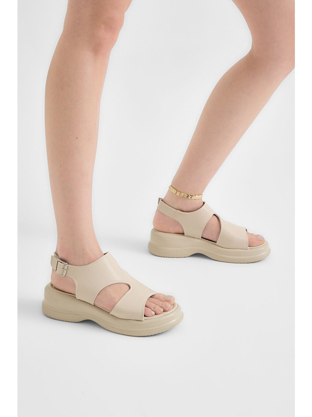 Kadın Bej Rahat Kalıp Düz Tokalı Sandalet-3