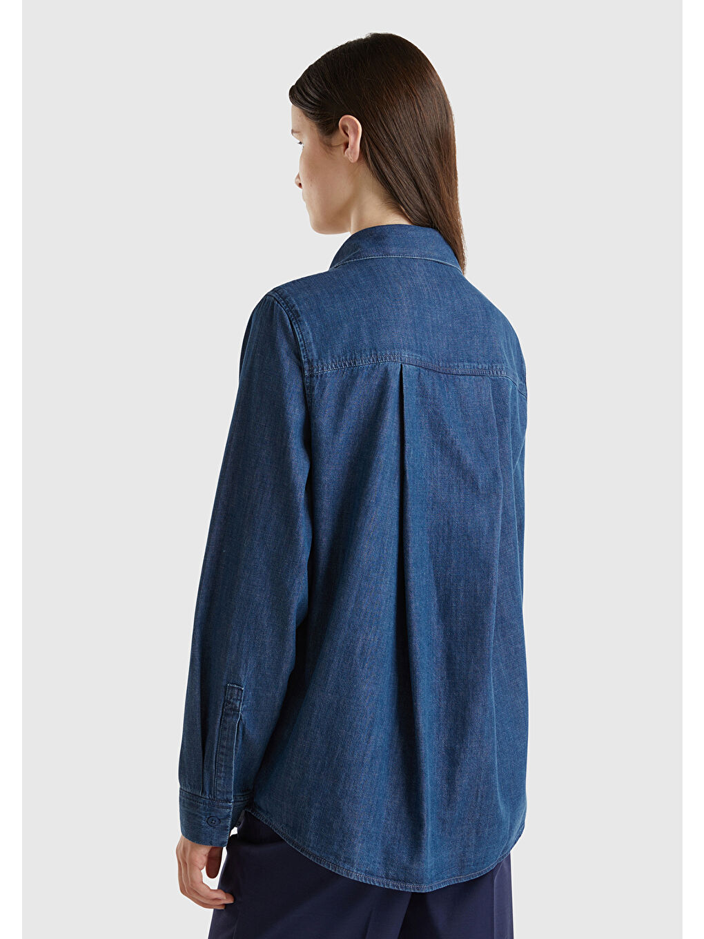 Kadın Koyu Mavi %100 Pamuk Sol Göğsü Cep Detaylı Rahat Kesim Gömlek-1