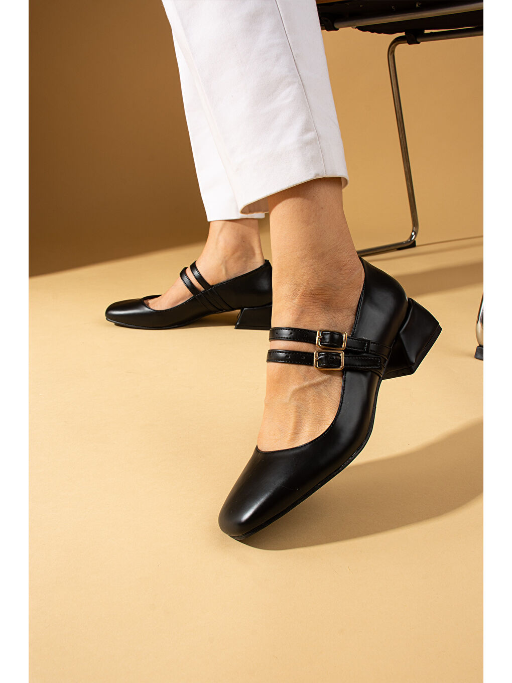 Siyah Çift Bant Kare Burunlu Baretli Kısa Blok Topuklu Kadın Ayakkabı 53-200-24Cilt