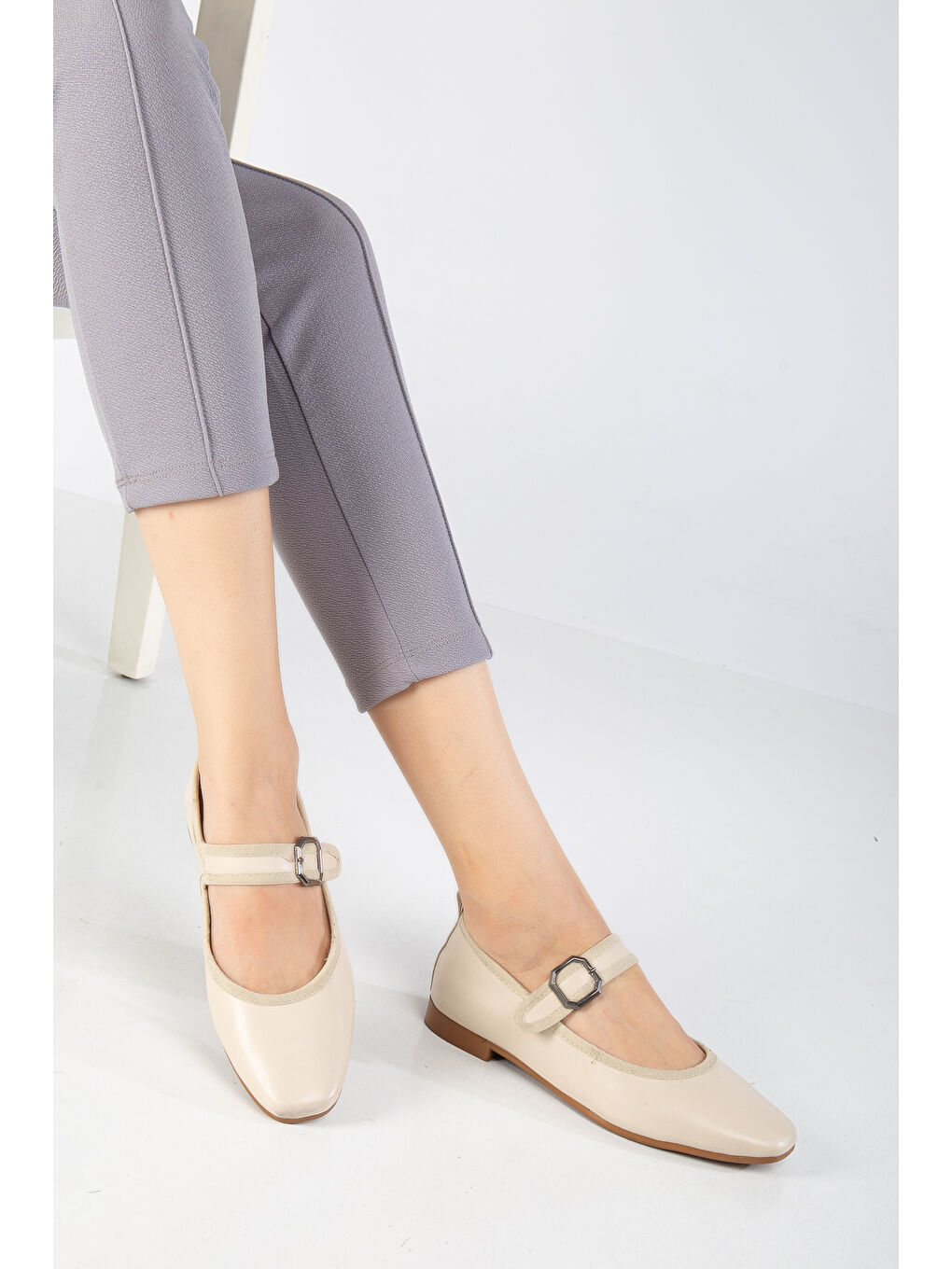 Kadın Bej Oval Burunlu Tokalı Babet