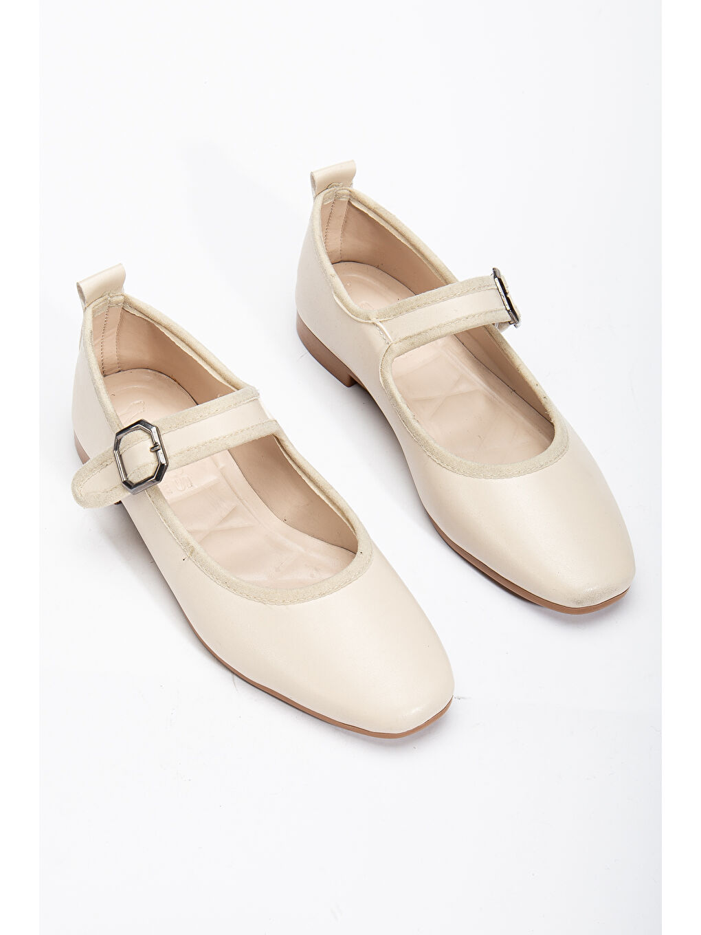 Kadın Bej Oval Burunlu Tokalı Babet-1