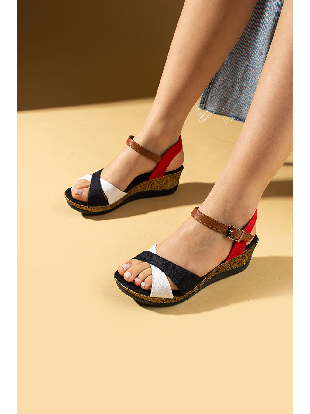 Karışık Hasır Desenli Dolgu Taban Çapraz Bantlı Tokalı Kadın Sandalet 88-33-25Tommy