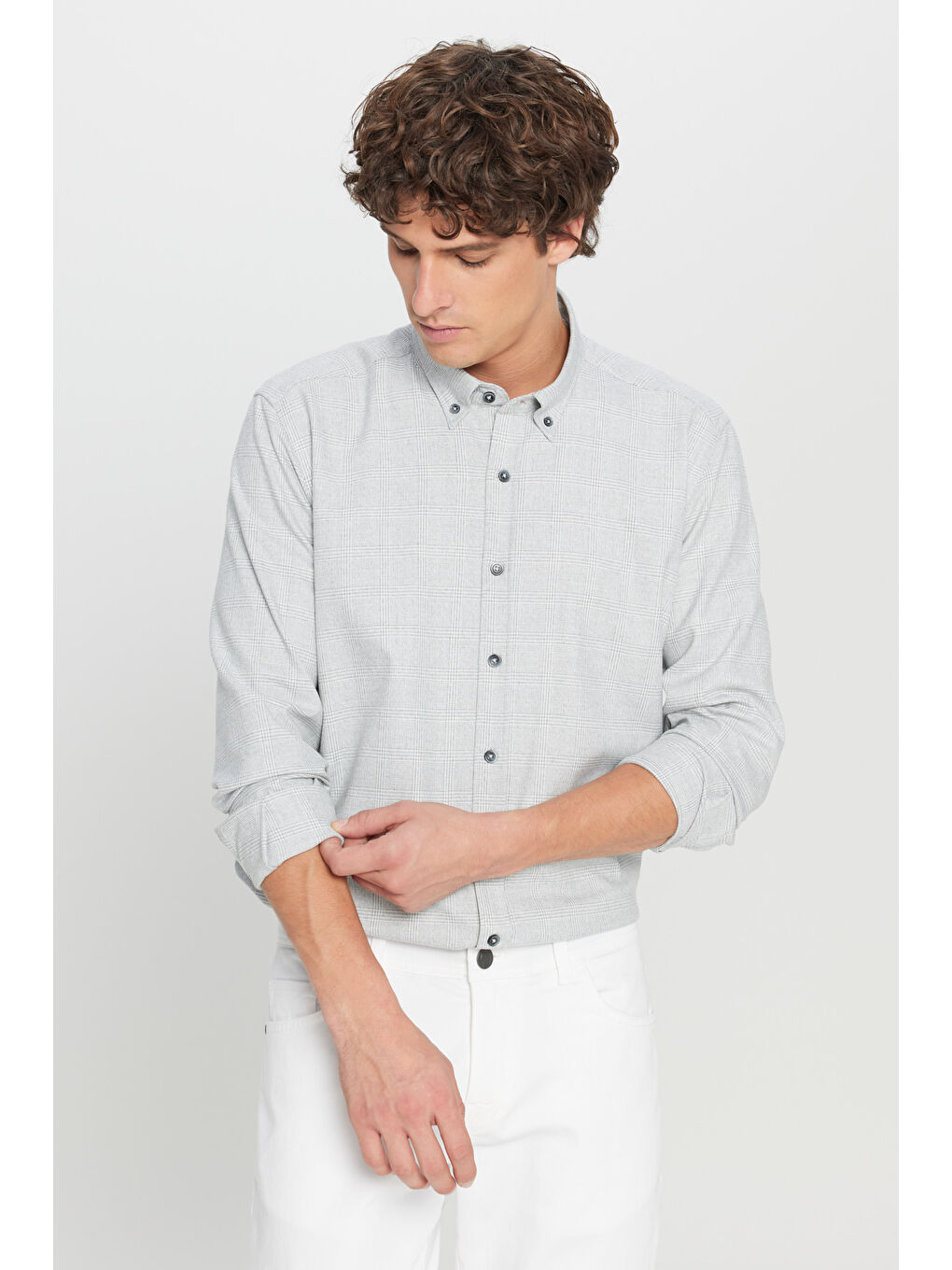 Erkek Gri Slim Fit Dar Kesim Düğmeli Yaka Kareli Gömlek
