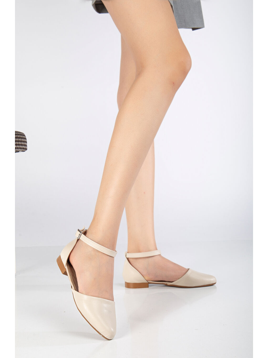 Kadın Bej Bilekten Bağlamalı Tokalı Babet-1