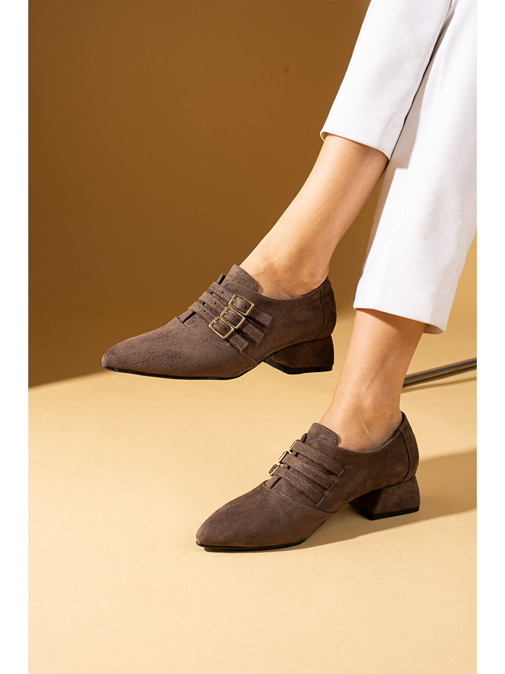 Kahverengi Sivri Burunlu 3 Tokalı Topuklu Kadın Ayakkabı 53-500-24Süet-1