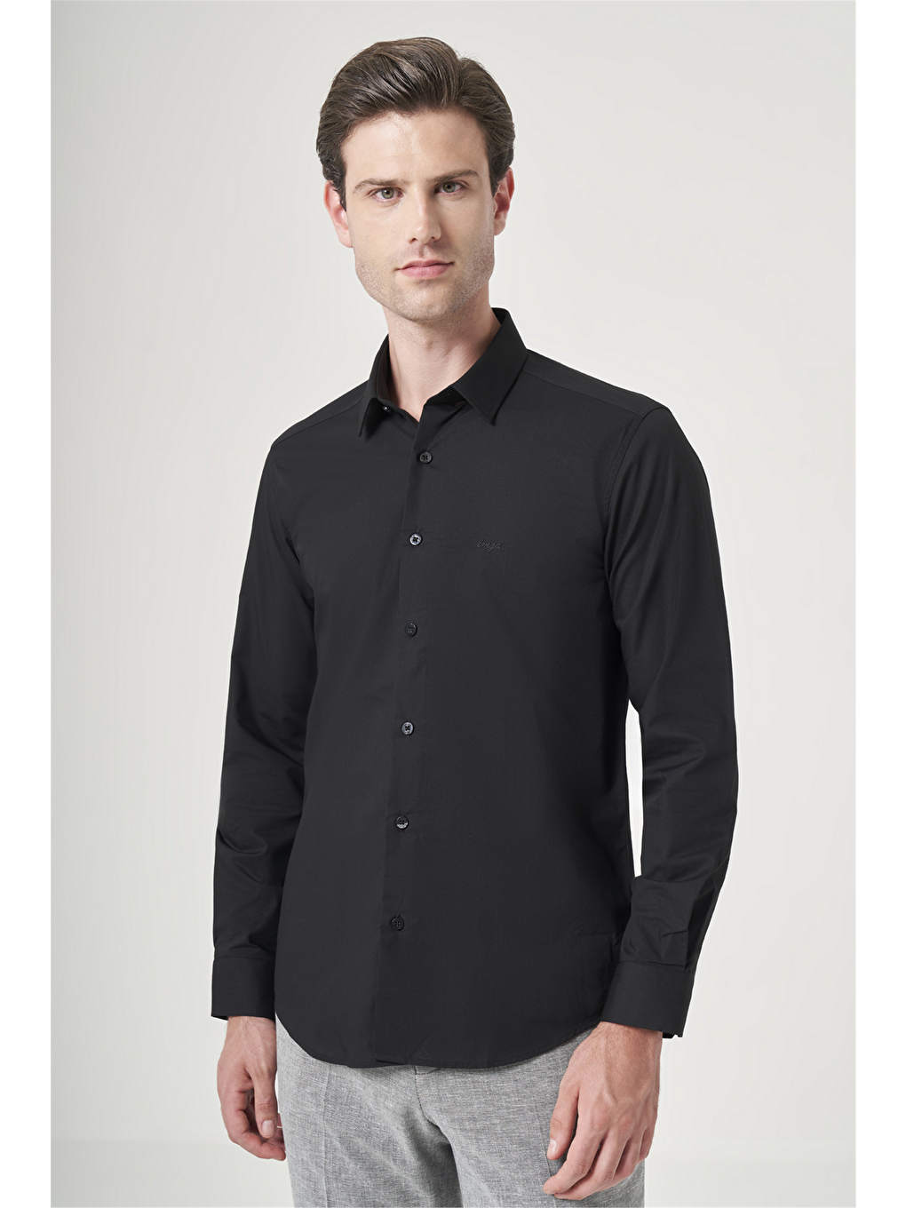 Siyah Sert Yaka Uzun Kol Cepsiz Slim Fit Pamuklu Gömlek 1004260181