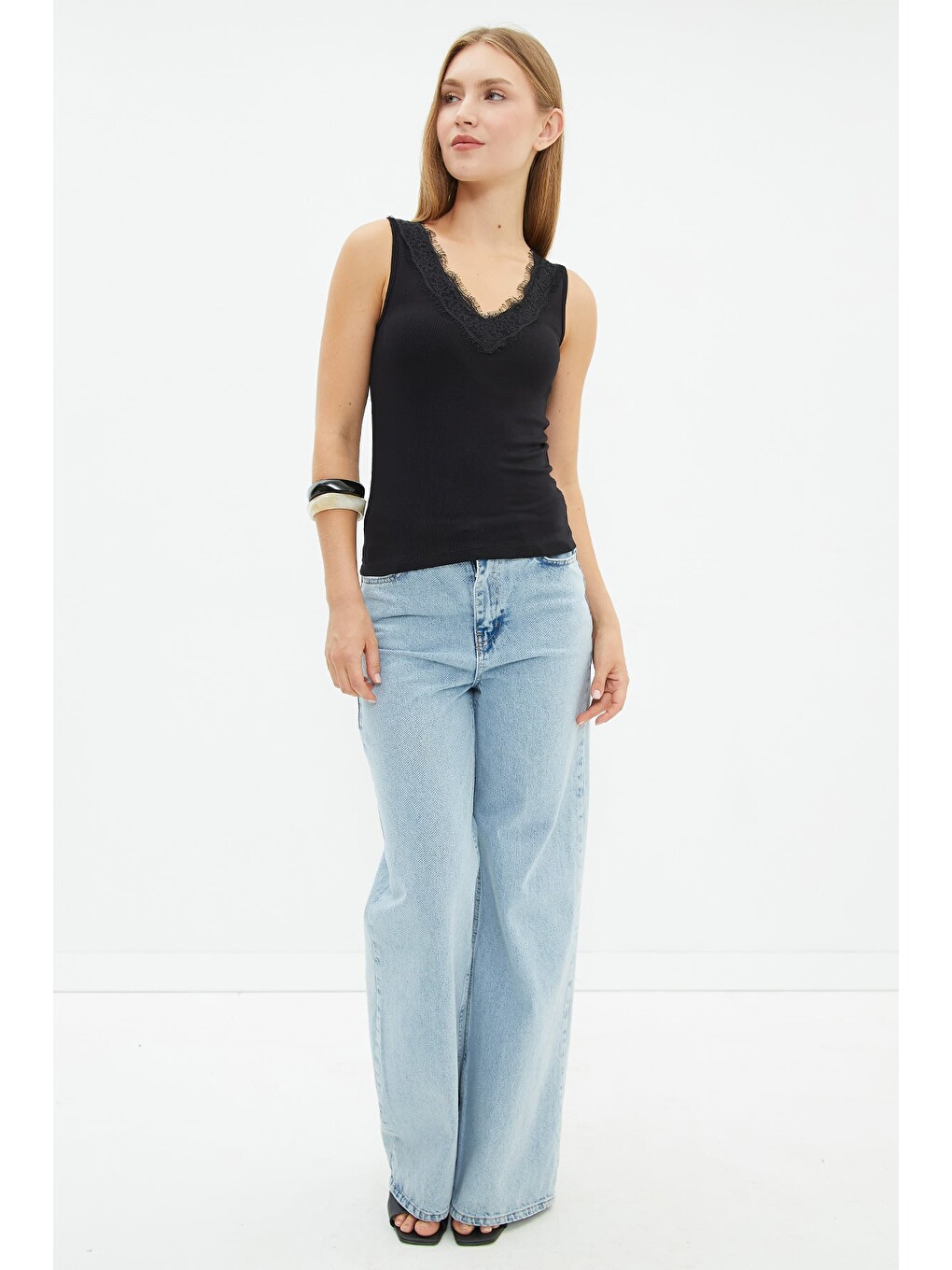 Siyah Dantelli V Yaka Slim Fit Bluz-2
