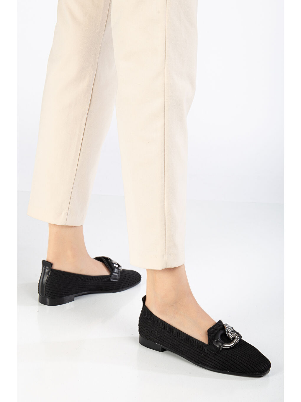 Kadın Siyah Önü Toka Detaylı Triko Babet-1