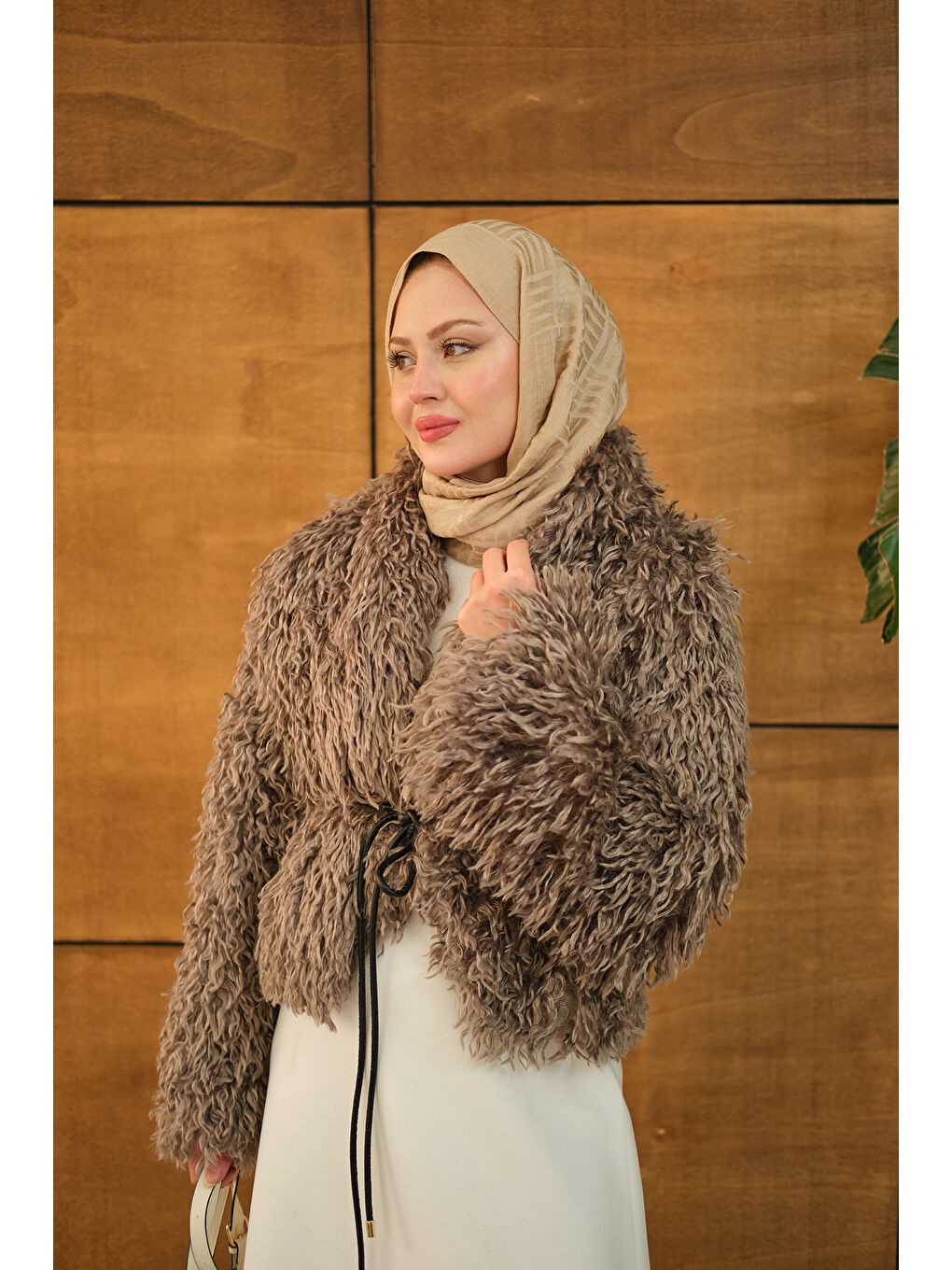 Bej Kadın Kıvırcık Detay Kürk Kaban Taş-2