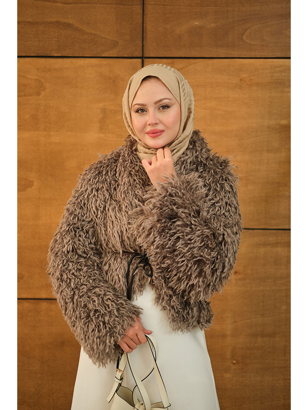 Bej Kadın Kıvırcık Detay Kürk Kaban Taş-3