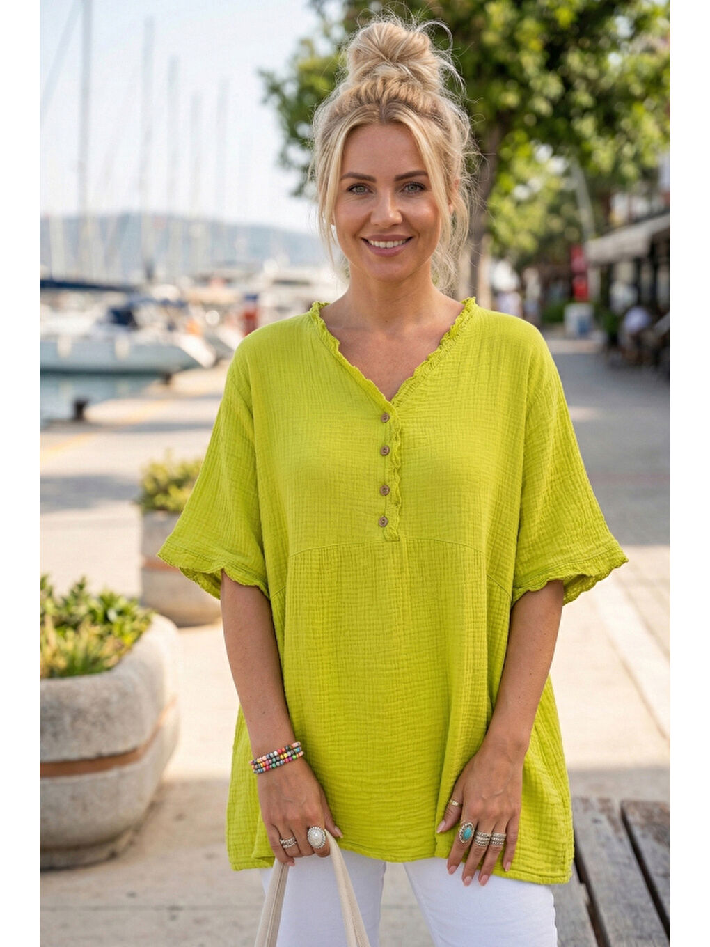 Fıstık Yeşili V Yaka Kısa Kol Düğmeli Yaka Ve Kolucu Fırfırlı Casual Müslin Dokuma Bluz 77 70
