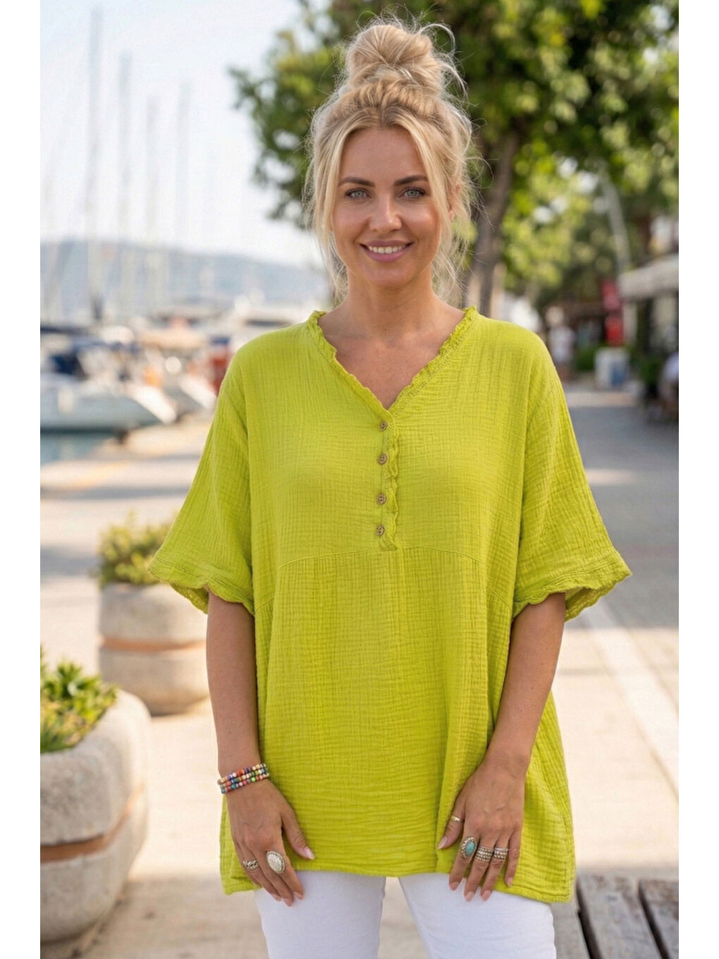 Fıstık Yeşili V Yaka Kısa Kol Düğmeli Yaka Ve Kolucu Fırfırlı Casual Müslin Dokuma Bluz 77 70-1