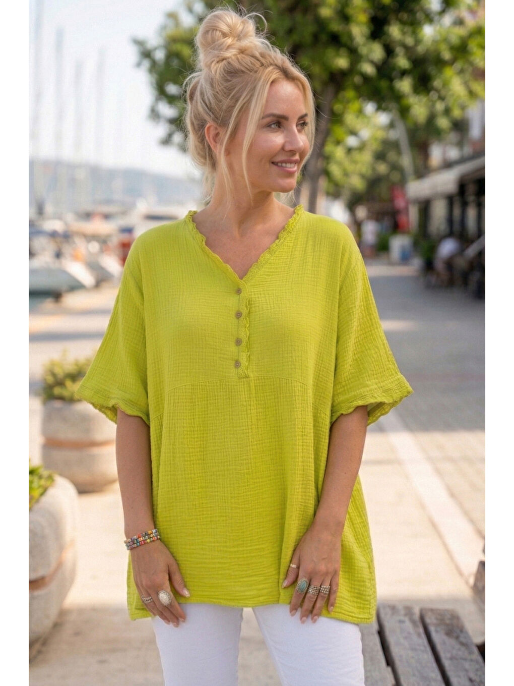 Fıstık Yeşili V Yaka Kısa Kol Düğmeli Yaka Ve Kolucu Fırfırlı Casual Müslin Dokuma Bluz 77 70-2