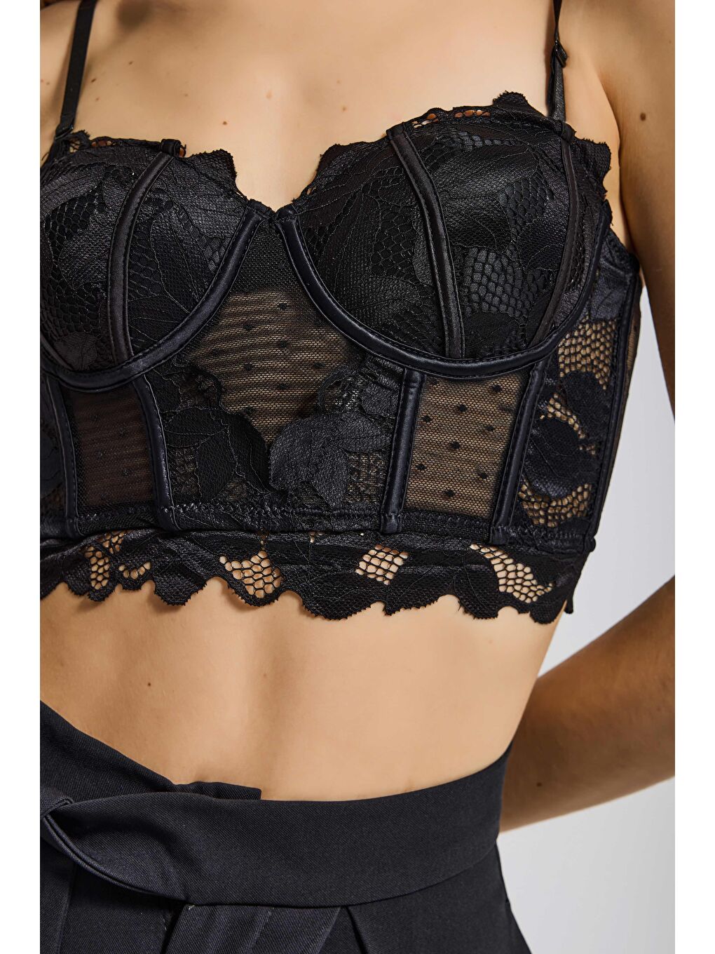 Kadın Siyah w5 Balenli Güpür Dantel Detaylı Askılı Özel Tasarım Büstiyer-3