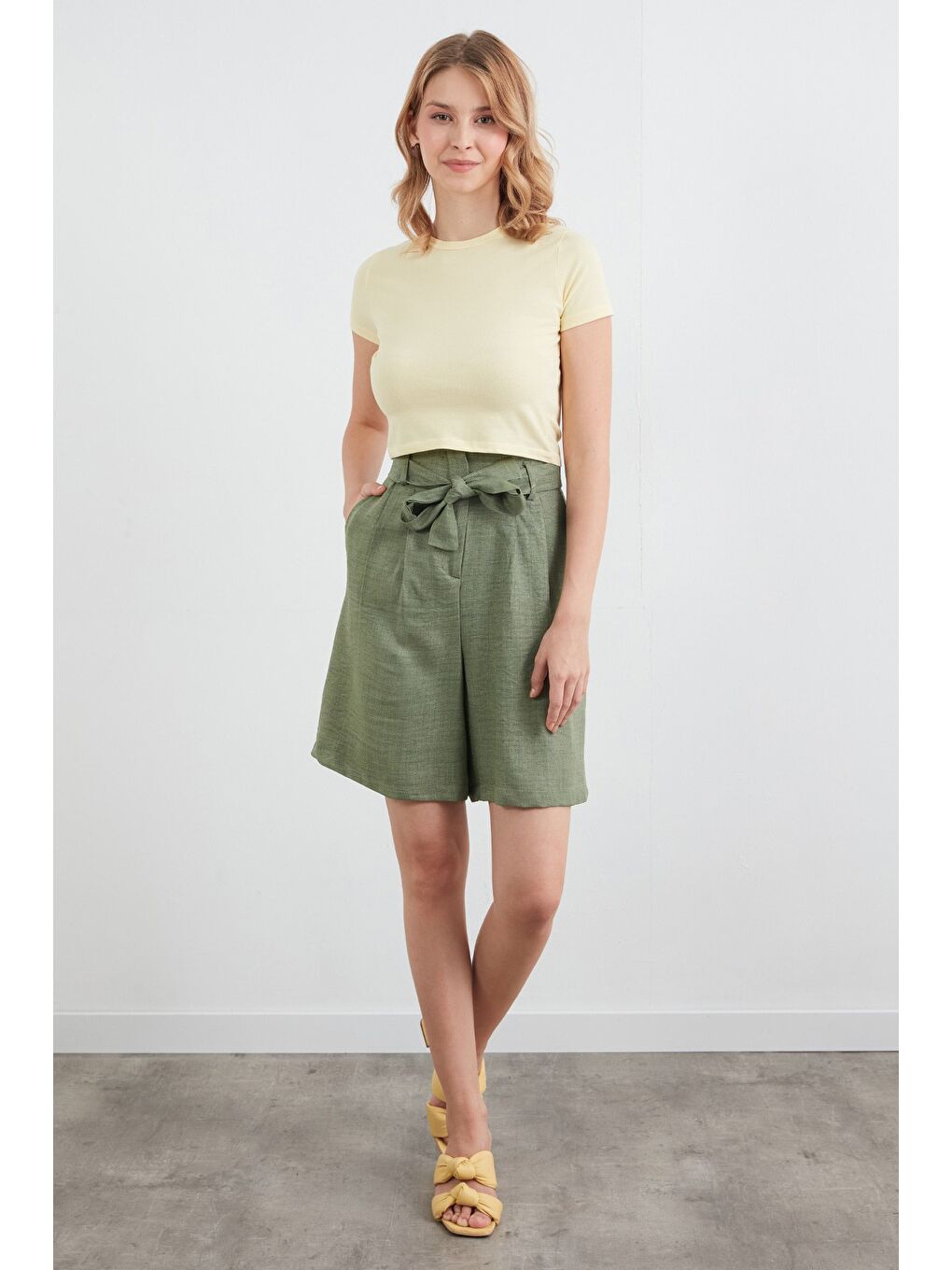 Haki Beli Kuşaklı Cepli Şort