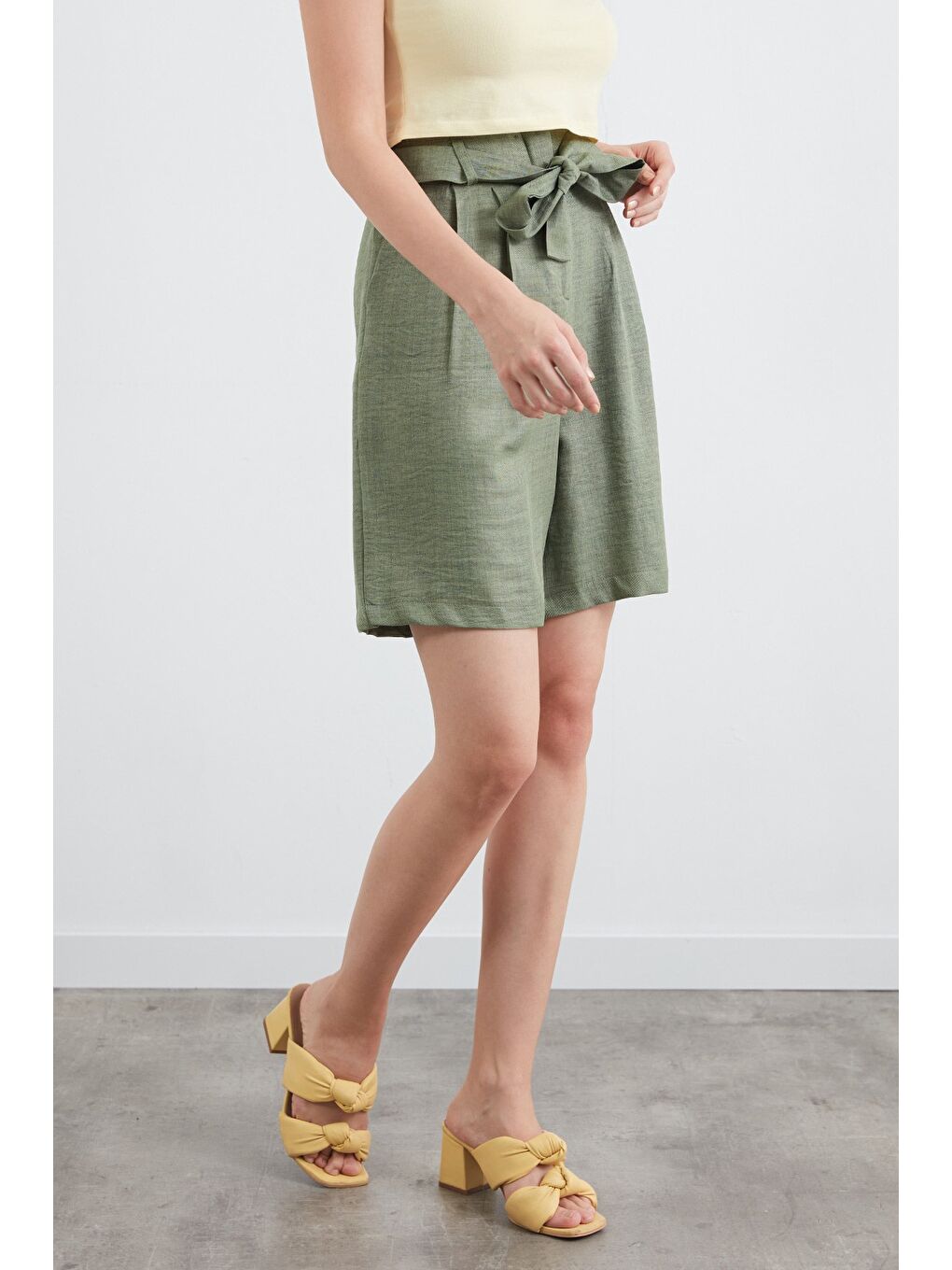 Haki Beli Kuşaklı Cepli Şort-1