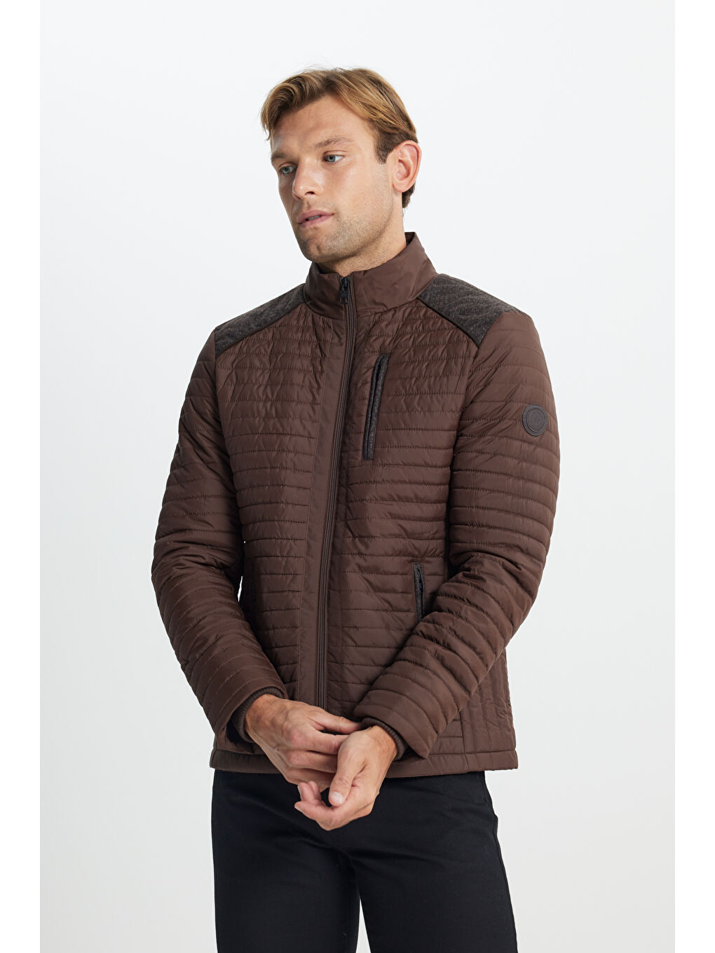 Erkek Kahverengi Standart Fit Normal Kesim Kapitone Desenli Dik Yaka Fermuarlı Yan Cep Şişme Mont-2