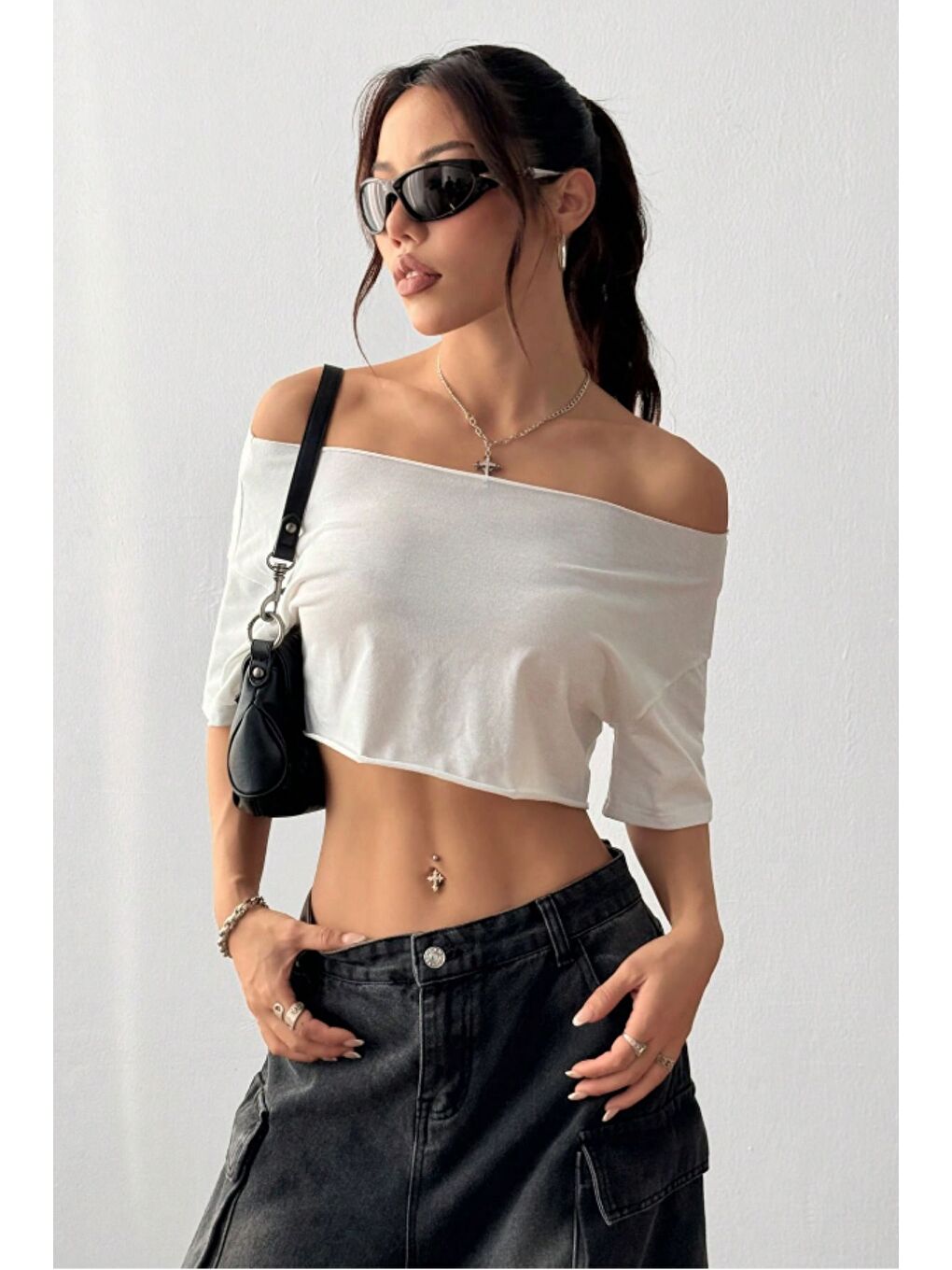 Kadın Beyaz Kayık Yaka Oversize Crop T-Shirt-1