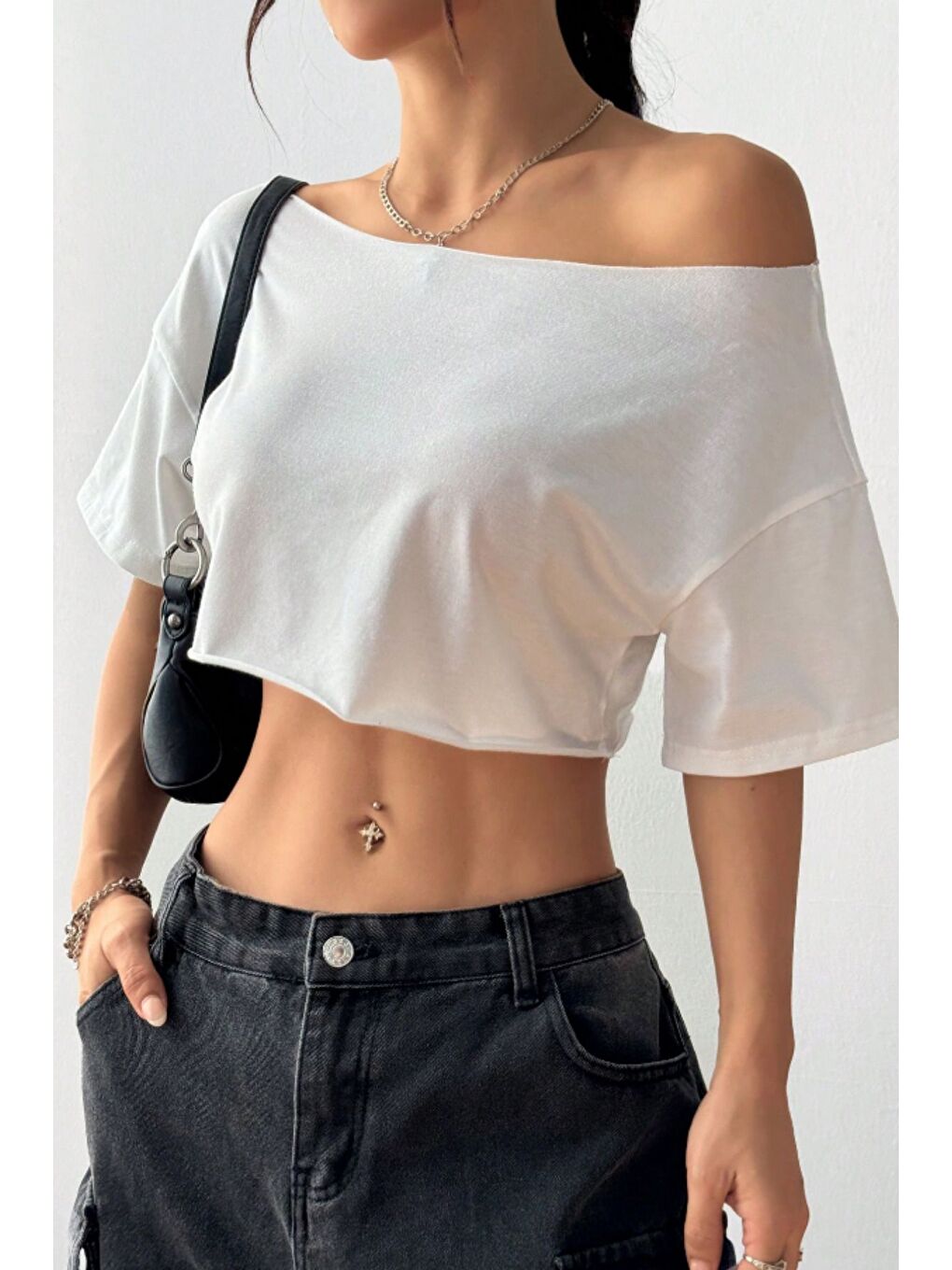 Kadın Beyaz Kayık Yaka Oversize Crop T-Shirt-3