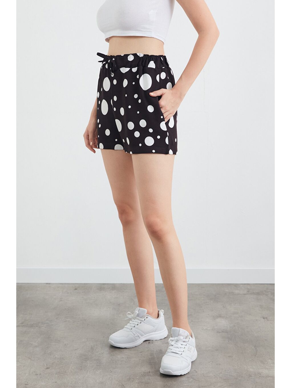 Beyaz Basic Pötikare Desenli Beli Lastikli Şort-1