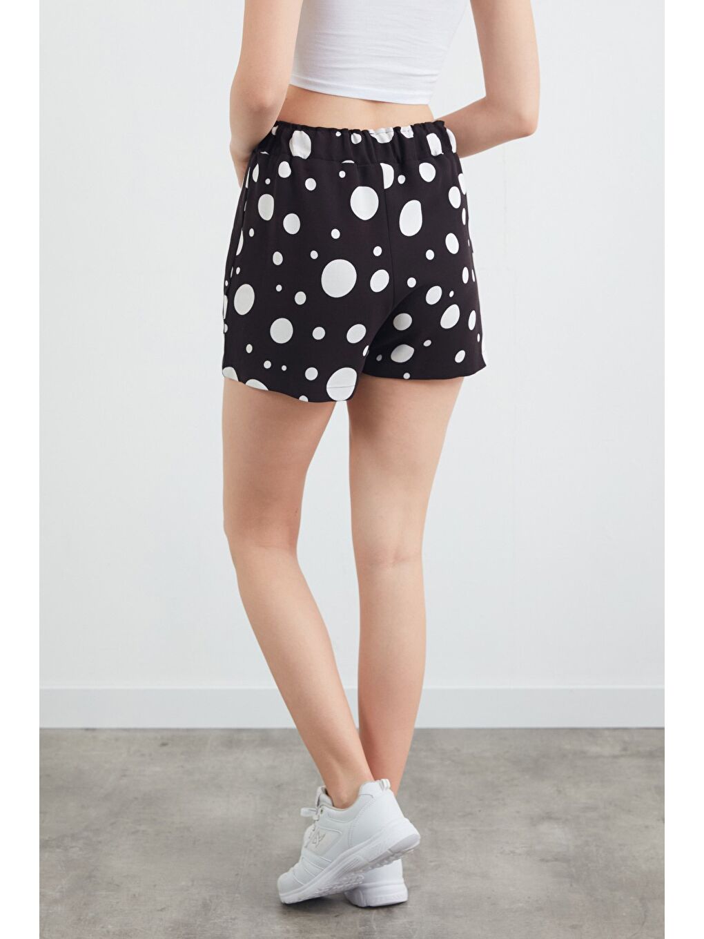 Beyaz Basic Pötikare Desenli Beli Lastikli Şort-2