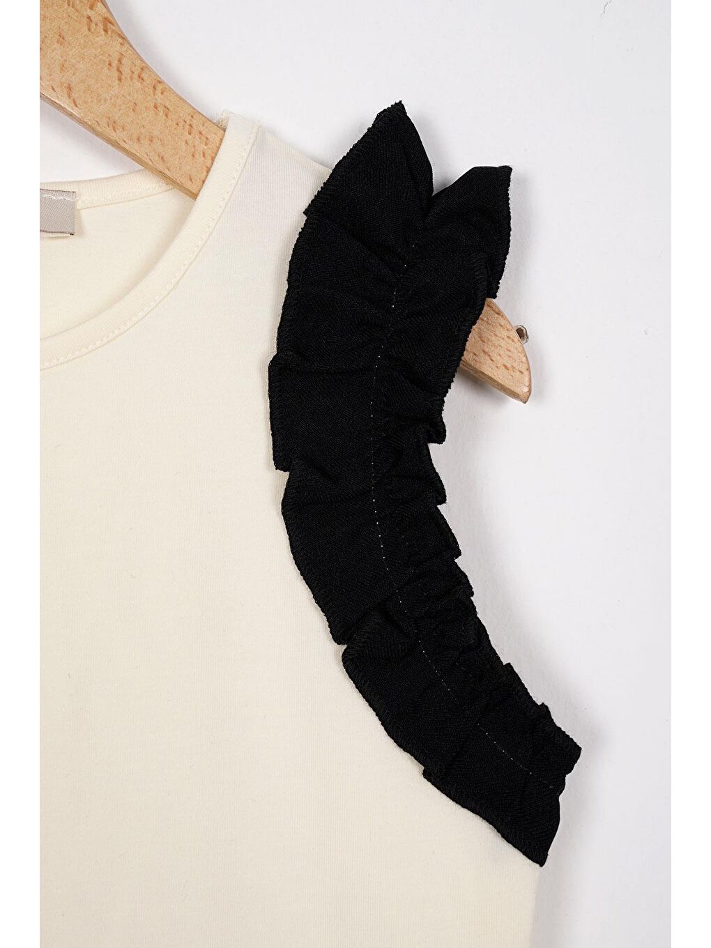 Lila Bisiklet Yaka Sıfır Kol Fırfırlı Şortlu Ekru Siyah Renk Kız Çocuk İkili Takım-1