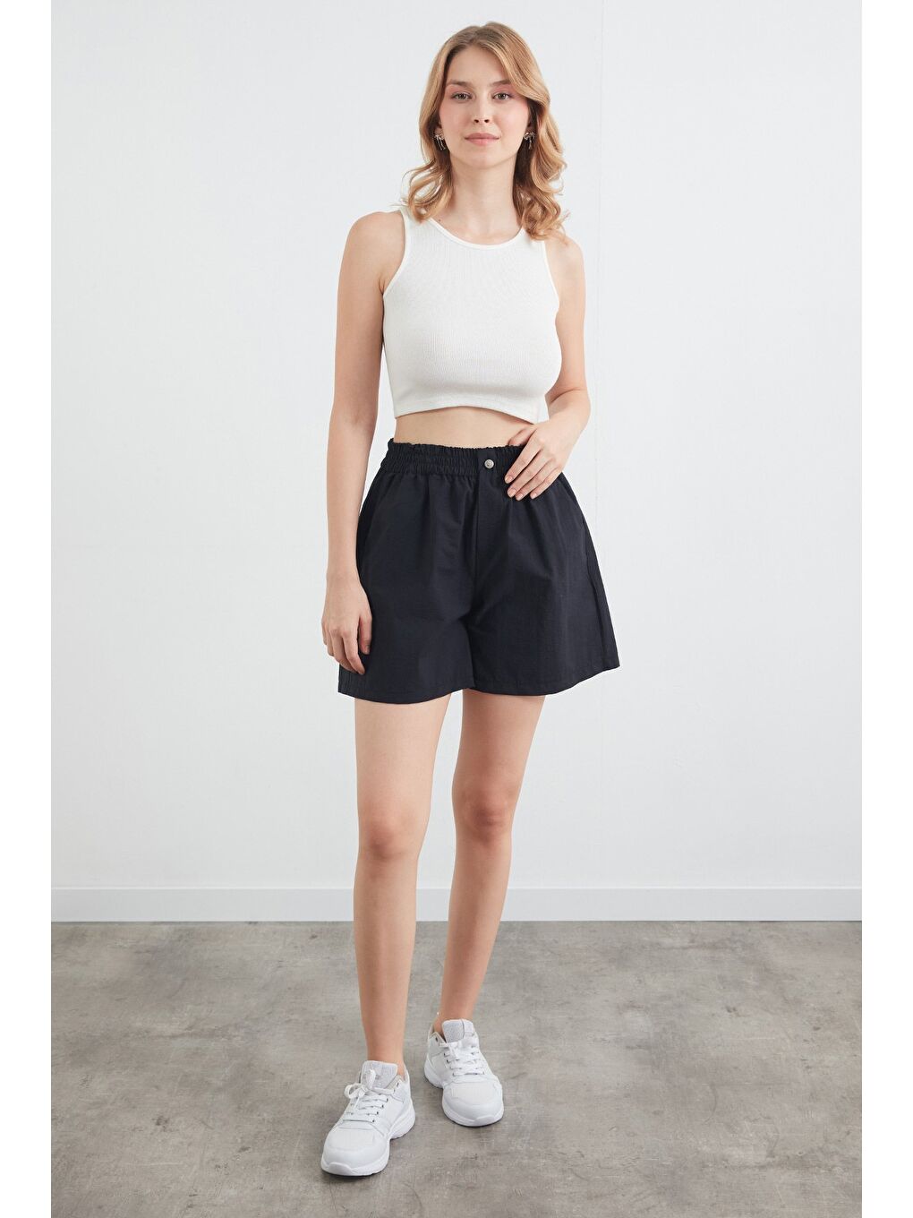 Siyah Basic Beli Lastikli Paraşüt Kumaş Şort