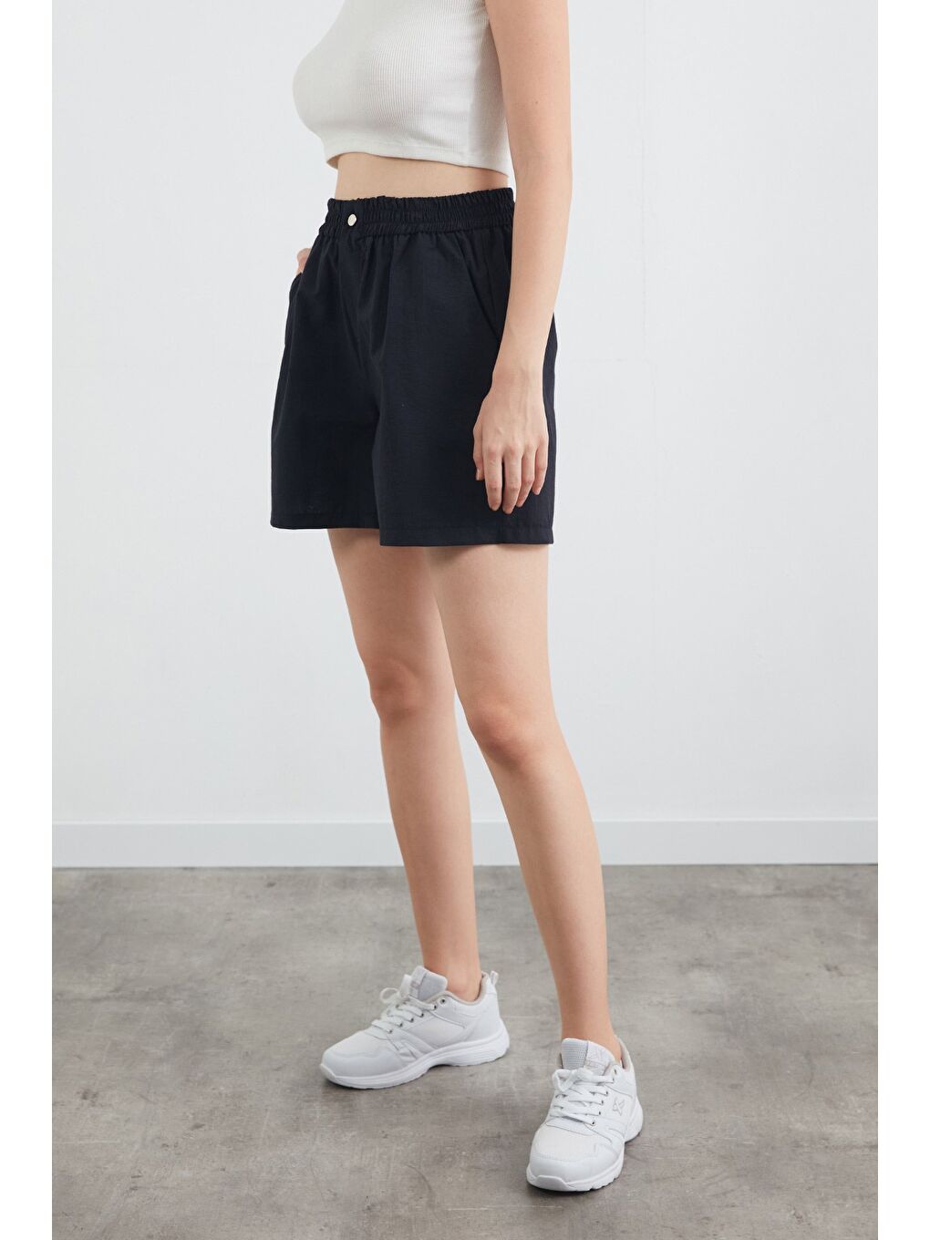 Siyah Basic Beli Lastikli Paraşüt Kumaş Şort-1