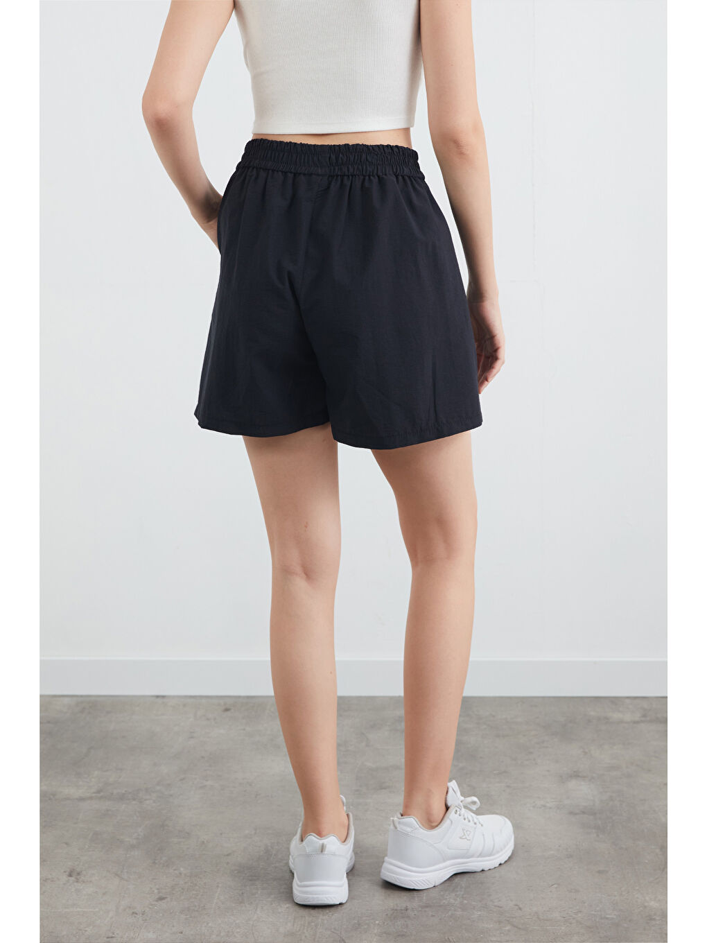 Siyah Basic Beli Lastikli Paraşüt Kumaş Şort-2