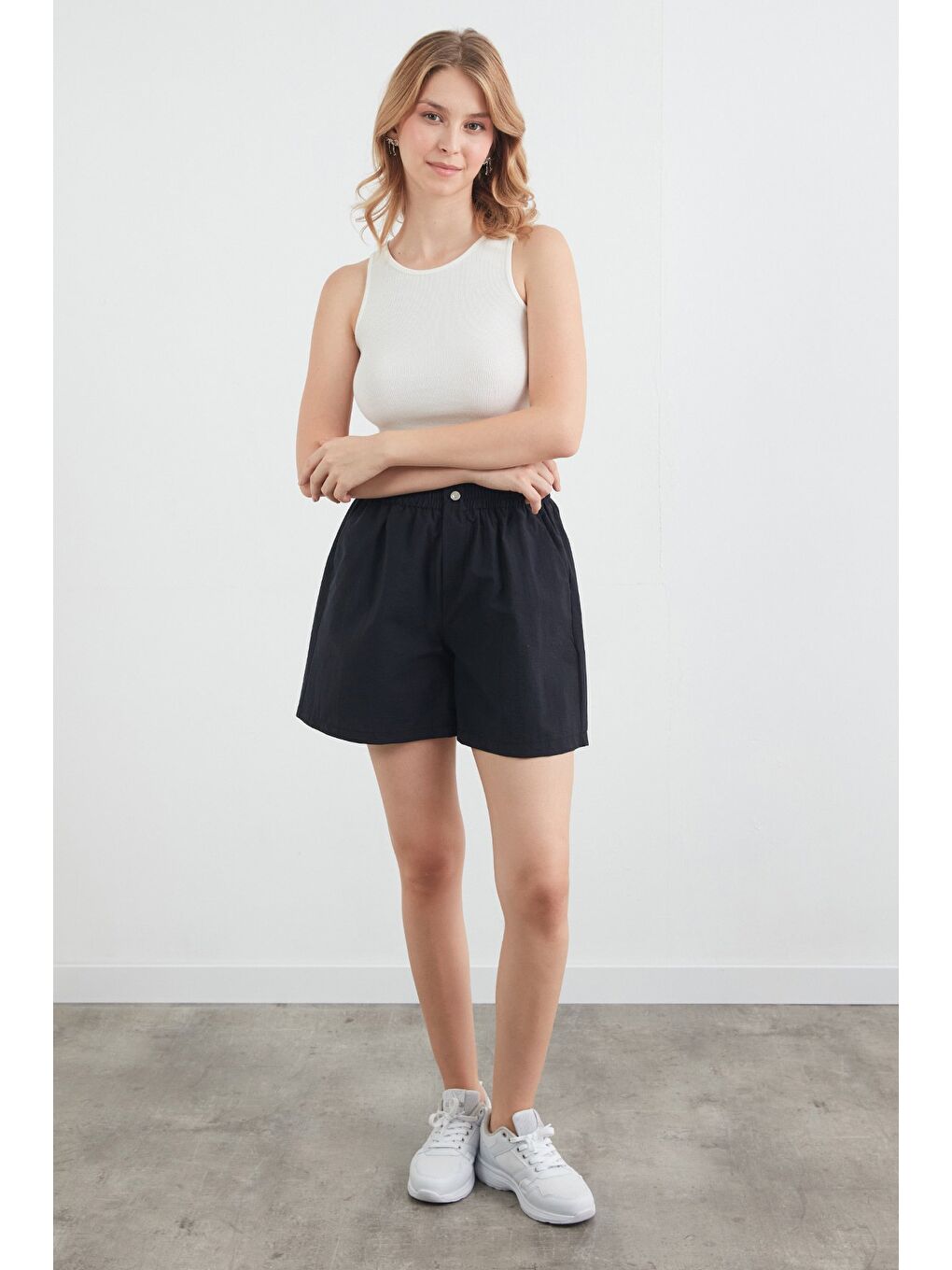 Siyah Basic Beli Lastikli Paraşüt Kumaş Şort-3