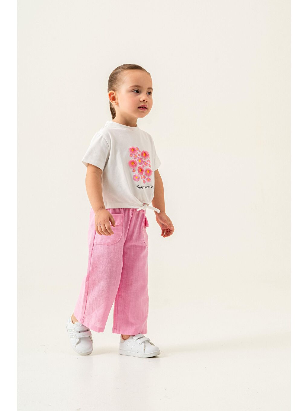 Karışık Kız Çocuk Beyaz Çiçek Baskılı Tişört Ve Pembe Keten Pantolon Takımı-3
