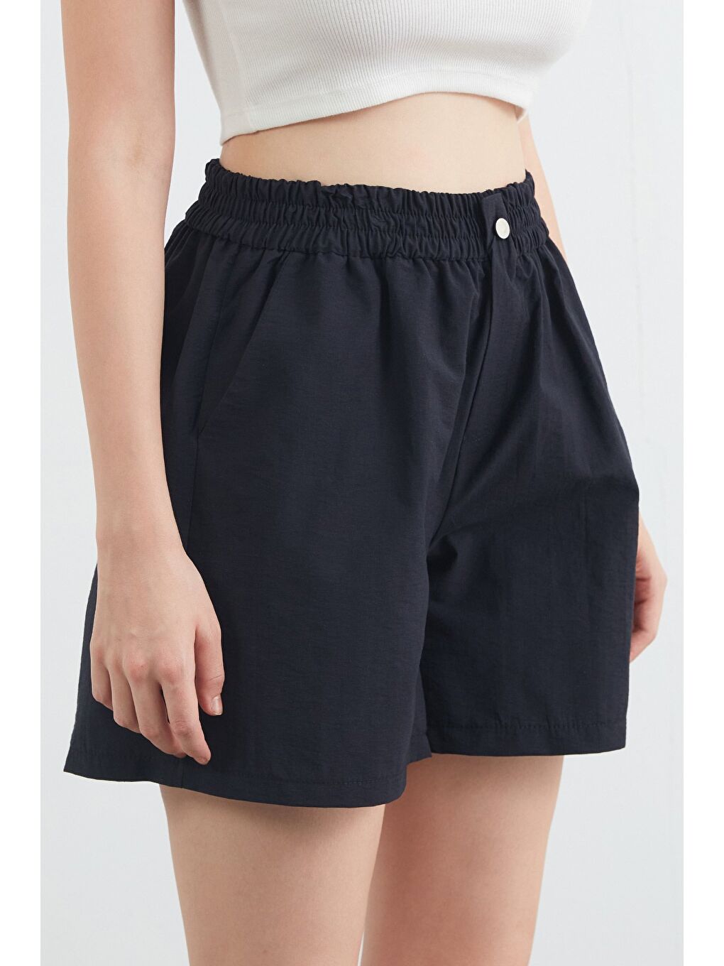 Siyah Basic Beli Lastikli Paraşüt Kumaş Şort-4