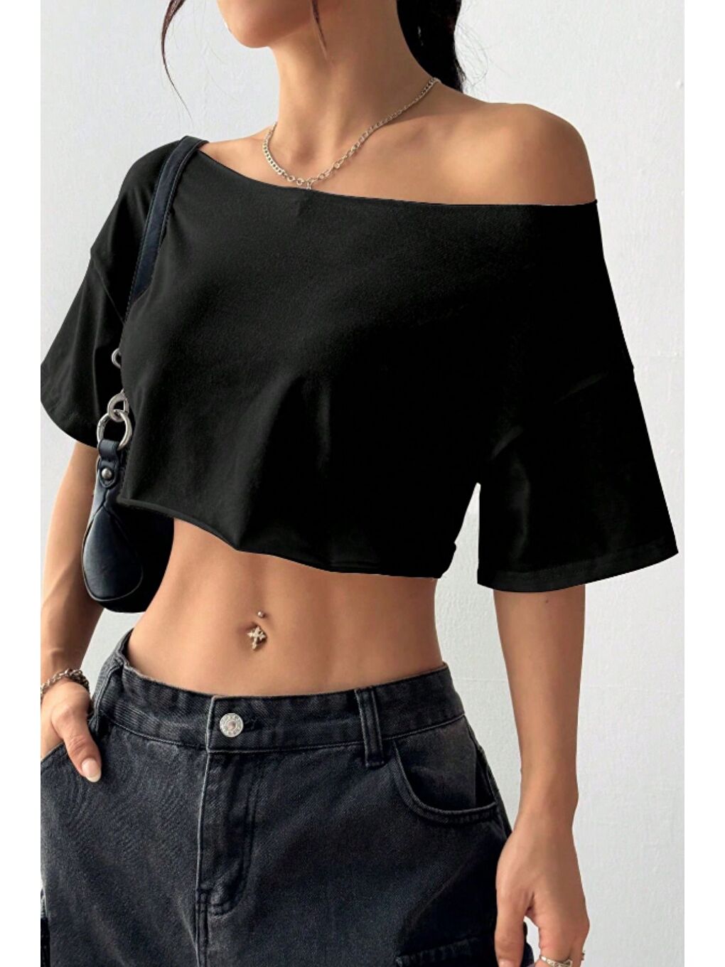 Kadın Siyah Kayık Yaka Oversize Crop T-Shirt-2