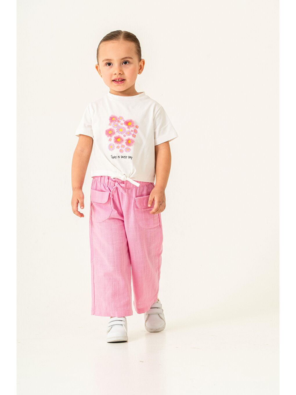 Karışık Kız Çocuk Beyaz Çiçek Baskılı Tişört Ve Pembe Keten Pantolon Takımı-4